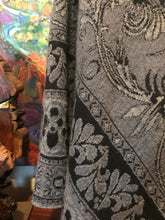 Load image into Gallery viewer, Artisan Caamano Alpaca Pancho Cowl Peru Gray Black