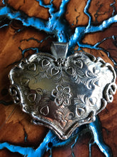 Load image into Gallery viewer, Artisan Jewelry Ala Blanca Hand Stamped Heart Scalloped Rope Collar German Silver